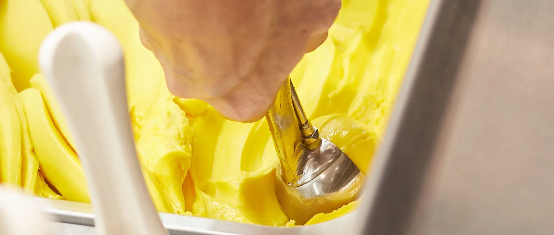 Gelater fent una bola de gelat artesanal de mango a l'avinguda S'agaró de Platja d'Aro