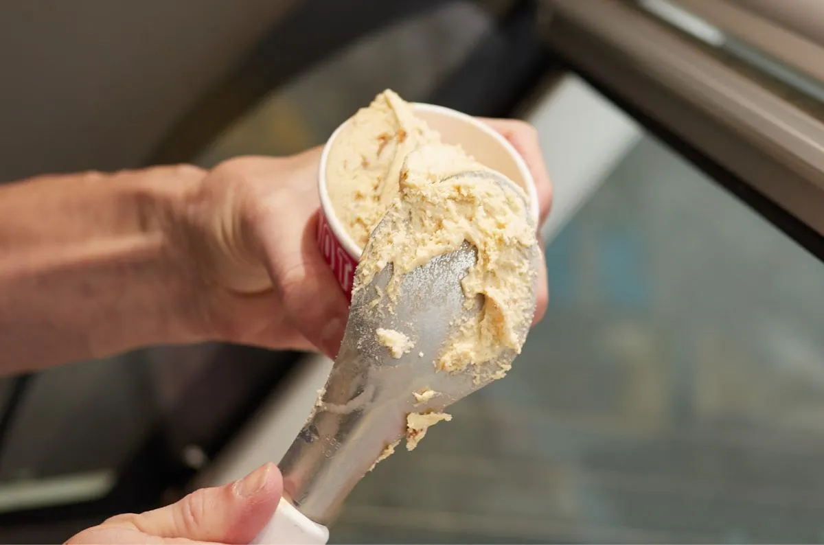 Terrina de gelat artesanal de torró a la gelateria Ghiotto de Platja d'Aro